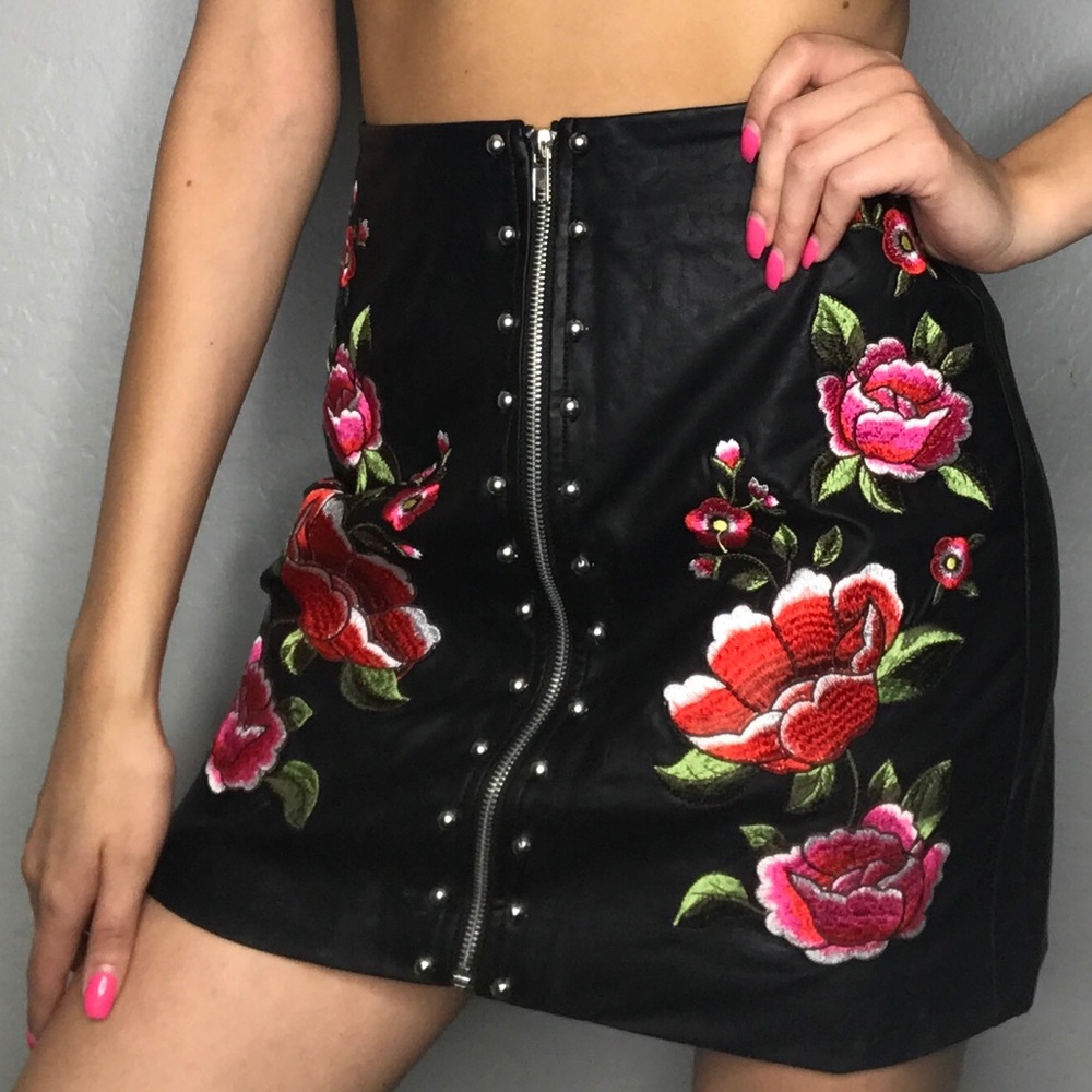 LEATHER SKIRT WITH EMBROIDERED FLOWERS ⚡️⚡️⚡️⚡️
